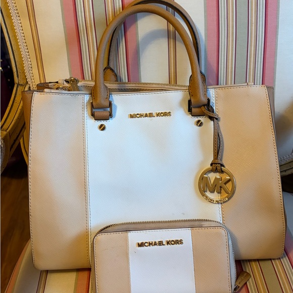 Michael Kors Handbags - Michael Kors Tan and White Color Block Sutton Bag Set